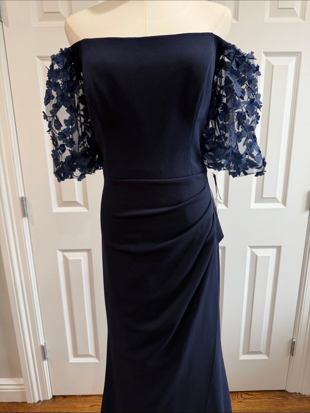 NWT XSCAPE Off-Shoulder Navy Evening Gown Floral Lace Sleeves Size 12 - Picture 5 of 14